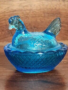 Vintage LE Smith Mini Hen on Nest Salt Cellar Capri Blue Glass Chicken 2" x 2.5"